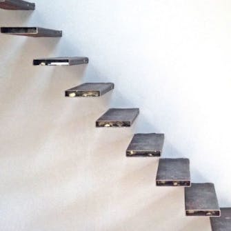 Svævende trapper: Den færdige væg Svævende trapper: Den færdige væg